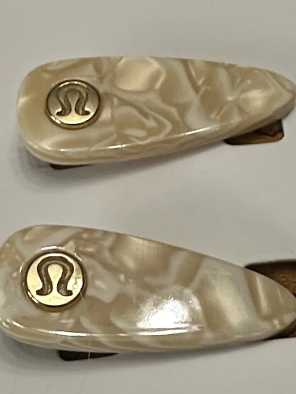 lululemon athletica Pearl Cream Marbled Alligator Hair Clips (2 Pack)